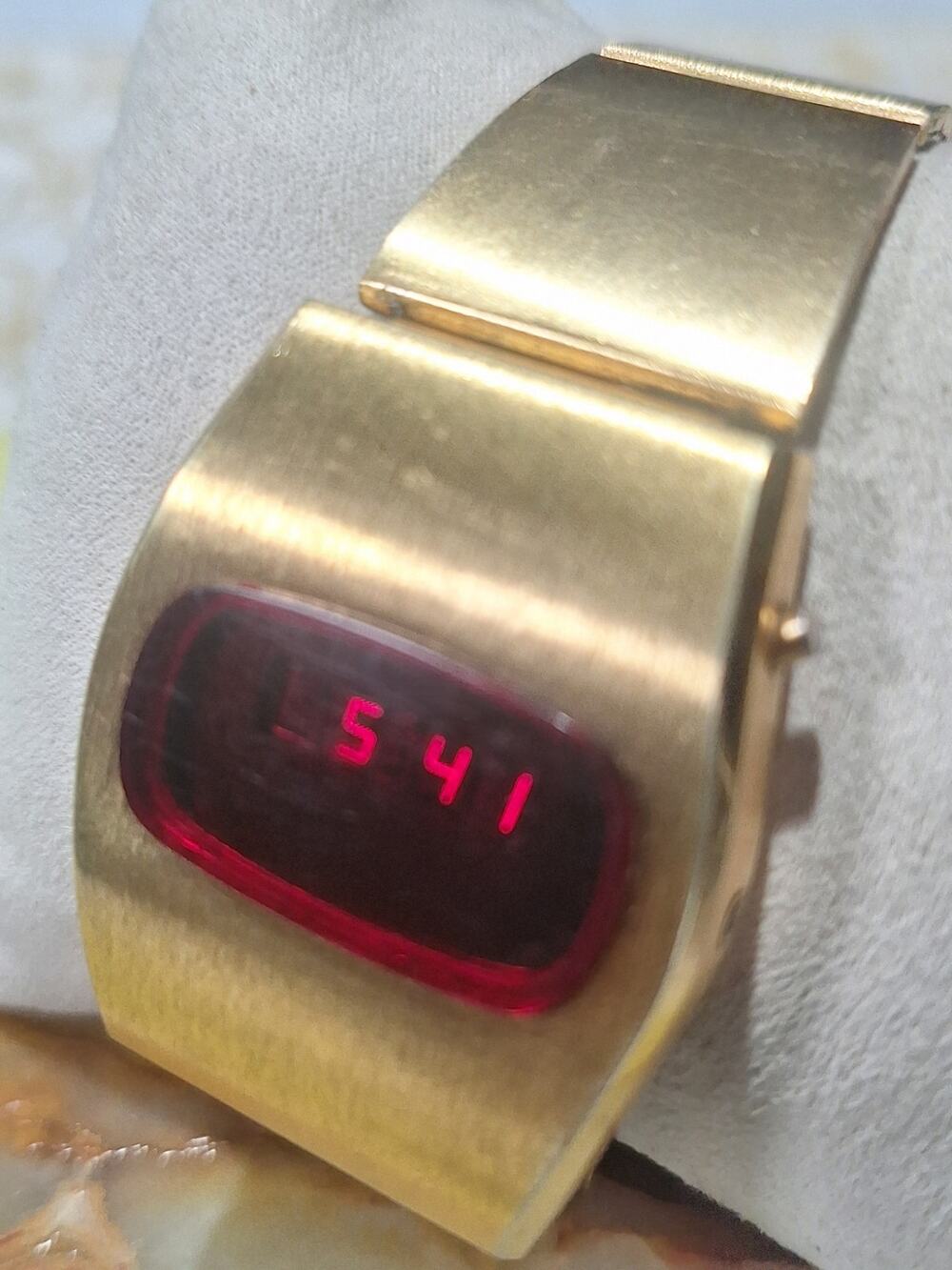 Vintage 1970s Leisurecraft Red LED Digital Watch Gold Tone Tested Working 34.5mm